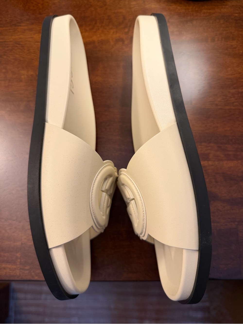 Gucci Ivory Interlocking GG Leather Slide Sandals (never worn) - Picture 4 of 6